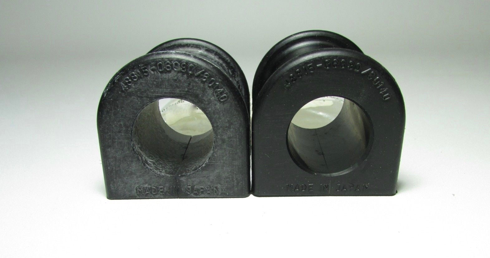 FACTORY NEW GENUINE TOYOTA FRONT STABILIZER BAR BUSHING SET 48815-06090